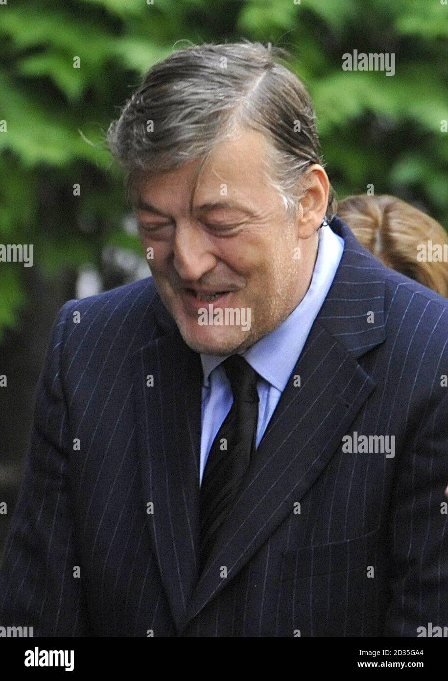 Stephen Fry kommt in der St. Bride's Church in der Fleet Street, London, zur Beerdigung des Senders, Schriftstellers und ehemaligen liberalen Abgeordneten Sir Clement Freud an. Stockfoto