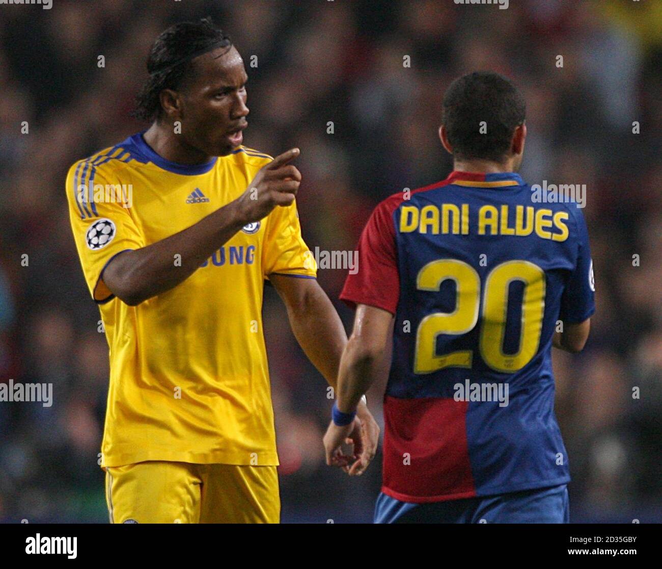 Barcelonas Daniel Alves (rechts) und Chelseas Didier Drogba (links) streiten sich. Stockfoto