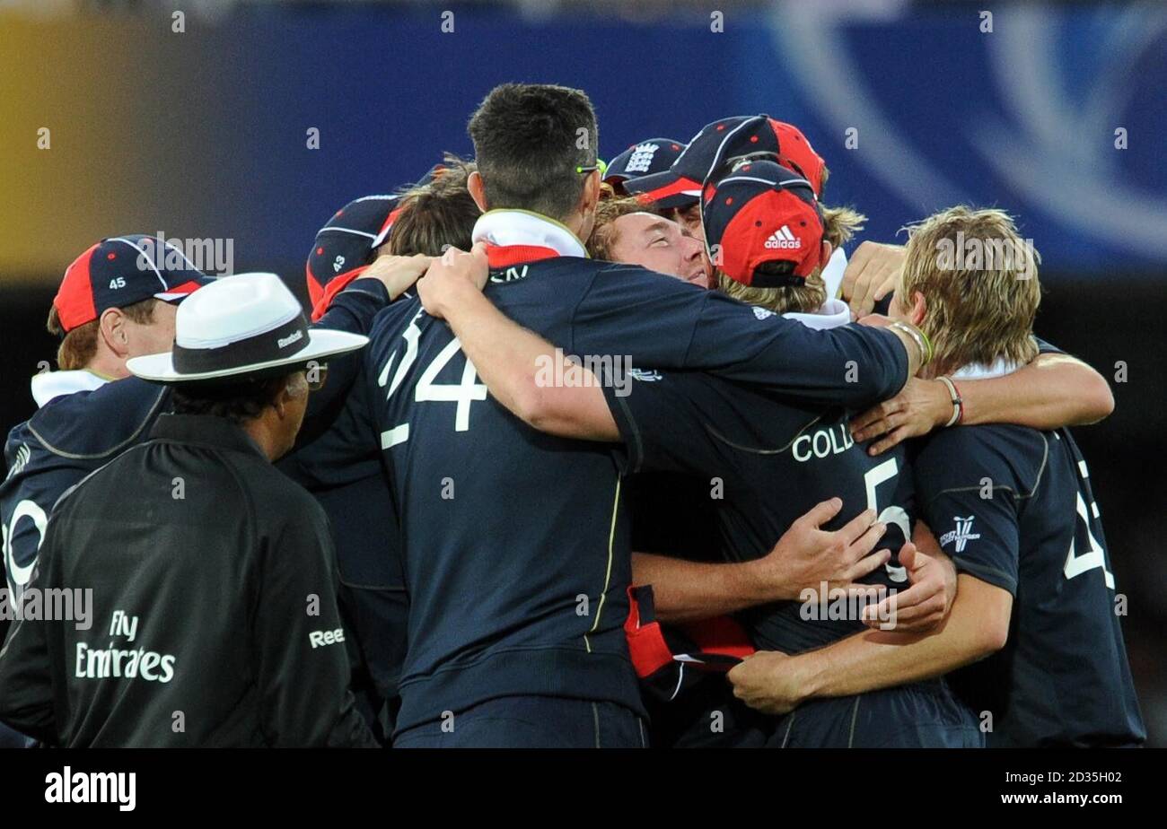 Der englische Ryan Sidebottom (Mitte) ist in der Mitte des Spiels, nachdem er Indien beim ICC World Twenty20 Super Eights-Spiel in Lord's, London, besiegt hat, zu feiern. Stockfoto