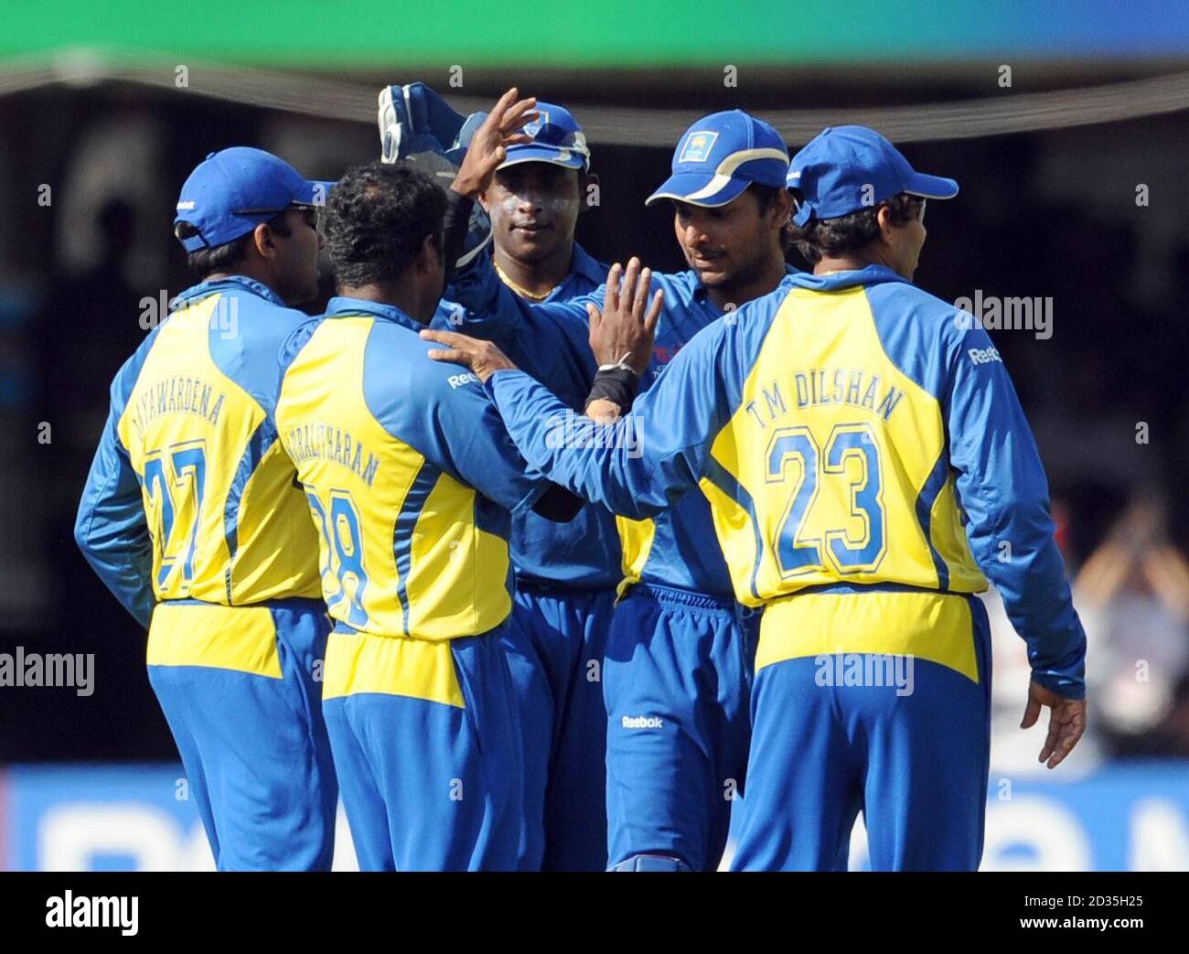 Sri Lankas Muttiah Muralitharan wird gratuliert, nachdem Sanath Jayasuriya Pakistans Shahzaib Hasan während des Finales der ICC World Twenty20 in Lords, London gefangen hatte. Stockfoto