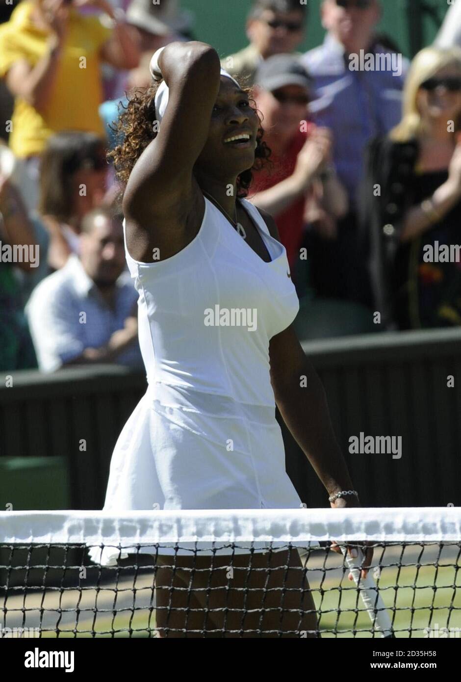 Die US-Amerikanerin Serena Williams feiert ihren Sieg über die US-Amerikanerin Venus Williams während der Wimbledon Championships im All England Lawn Tennis and Croquet Club, Wimbledon, London. Stockfoto