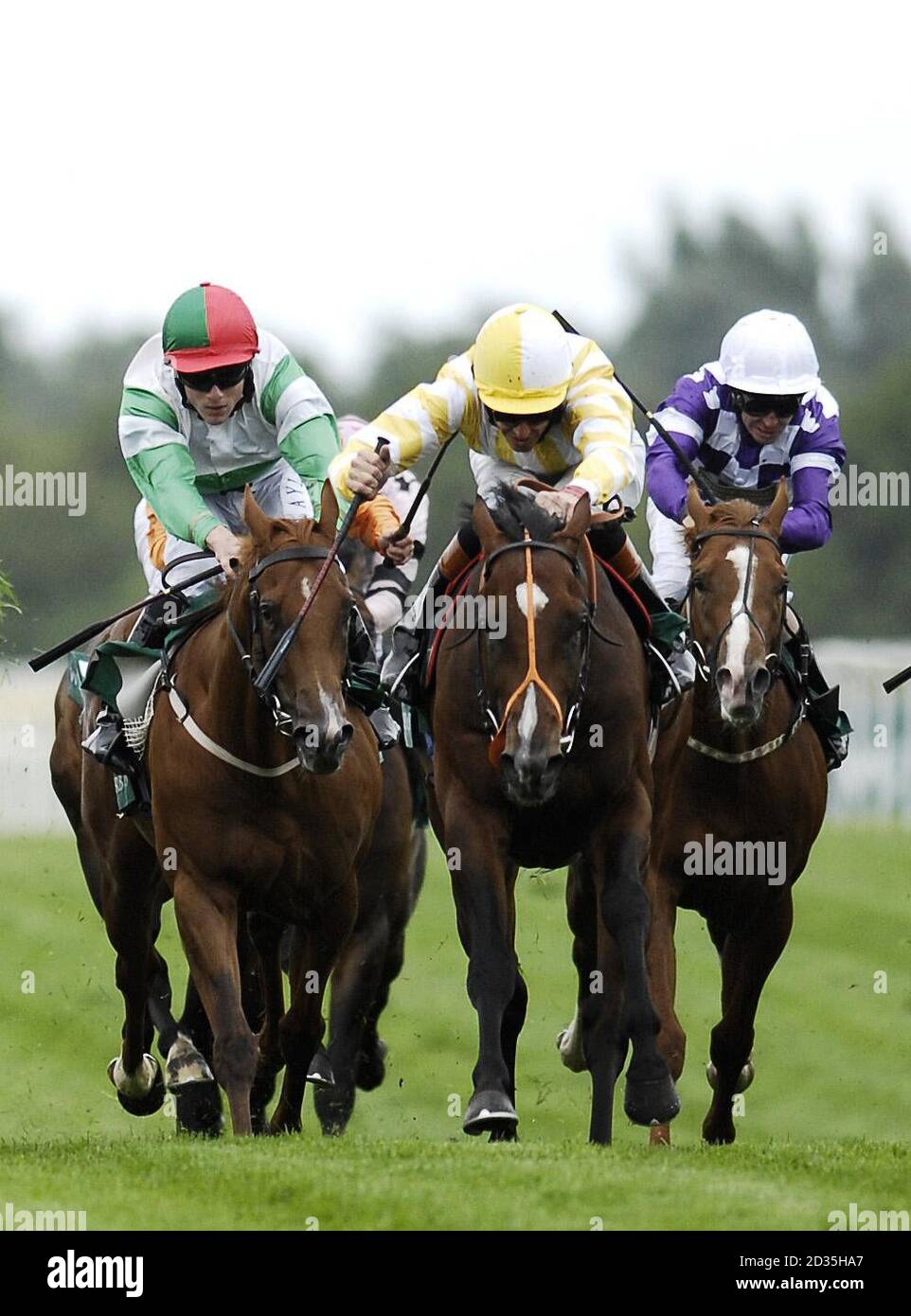 Monsieur Chevalier von Richard Hughes (Mitte) Rennen frei vom Feld, um weiter zu gehen, um den Weatherbys Super Sprint während Weatherbys Super Sprint Day auf Newbury Racecourse, Berkshire zu gewinnen. Stockfoto