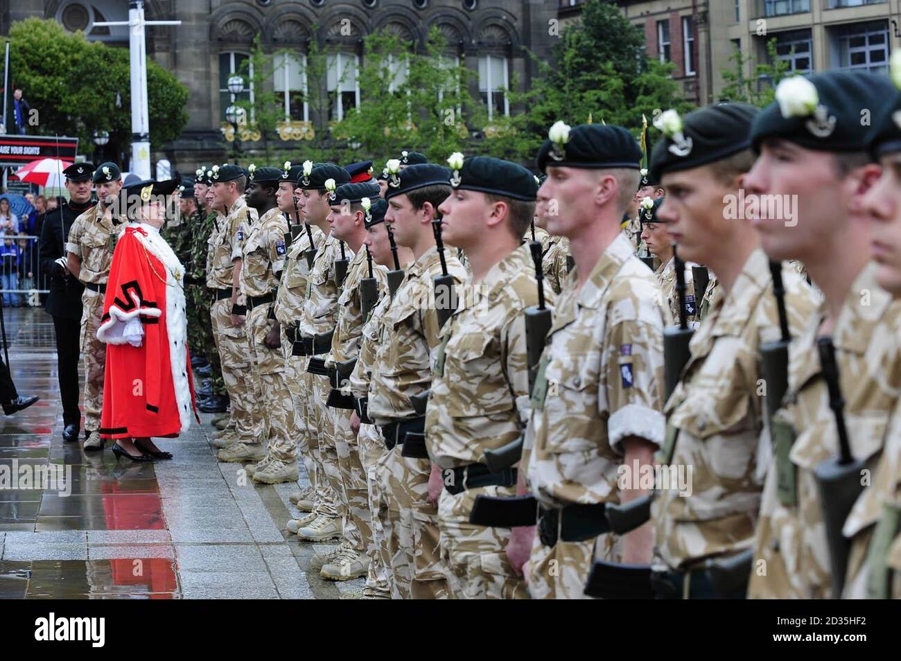 Die Oberbürgermeisterin von Leeds Judith Elliott inspiziert die Gewehre, deren Soldaten im Irak und in Afghanistan Dienst gesehen haben, tragen heute weiße Rosen in ihren Mützenabzeichen als Hommage an den Yorkshire Day, während sie durch das Stadtzentrum von Leeds ziehen, wo sie die Freiheit der Stadt haben. Stockfoto