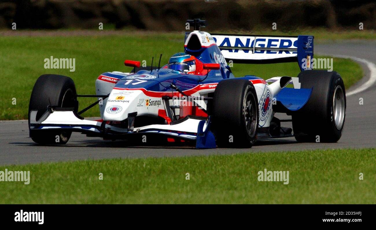 Der Australier John Martin, der für den Glasgow Rangers FC fährt, gewinnt beim Sonangol Superleague Formula Race One im Donington Park, Castle Donington, Rennen 3. Stockfoto
