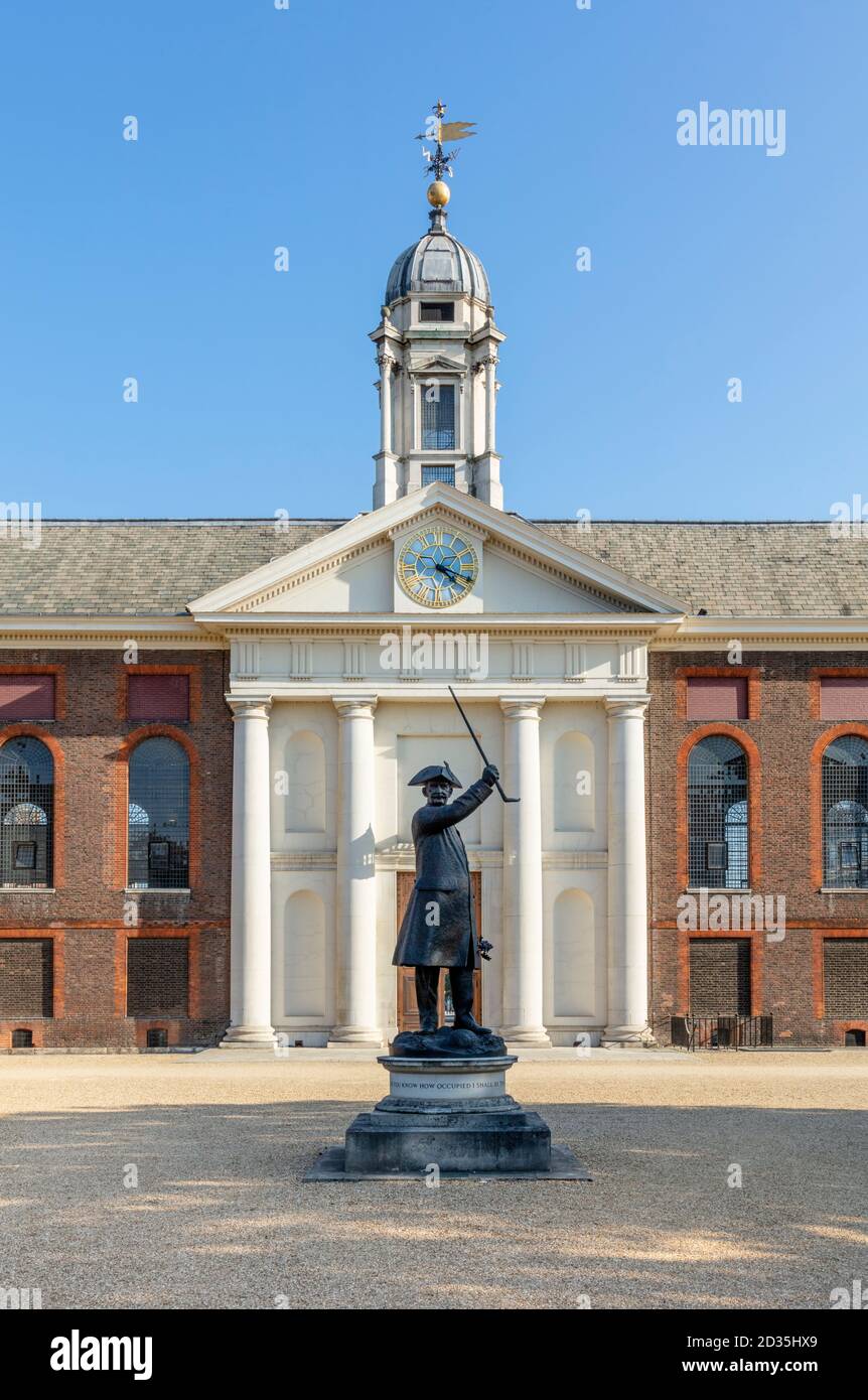 London, Royal Hospital Chelsea Fassade - Renten- und Pflegeheim für Veteranen der britischen Armee, Statue eines Veteranen (Chelsea Rentner) am Eingang Stockfoto