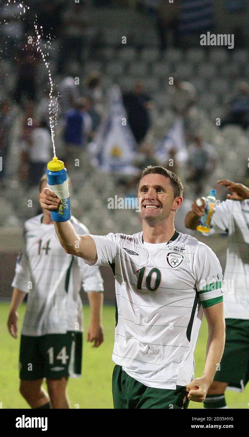 Robbie Keane, Irlands Republik, feiert ihren Sieg über Zypern nach dem WM-Europameisterschaftsspiel im Pancyprian Gymnastic Association Stadium, Nicosia, Zypern. Stockfoto