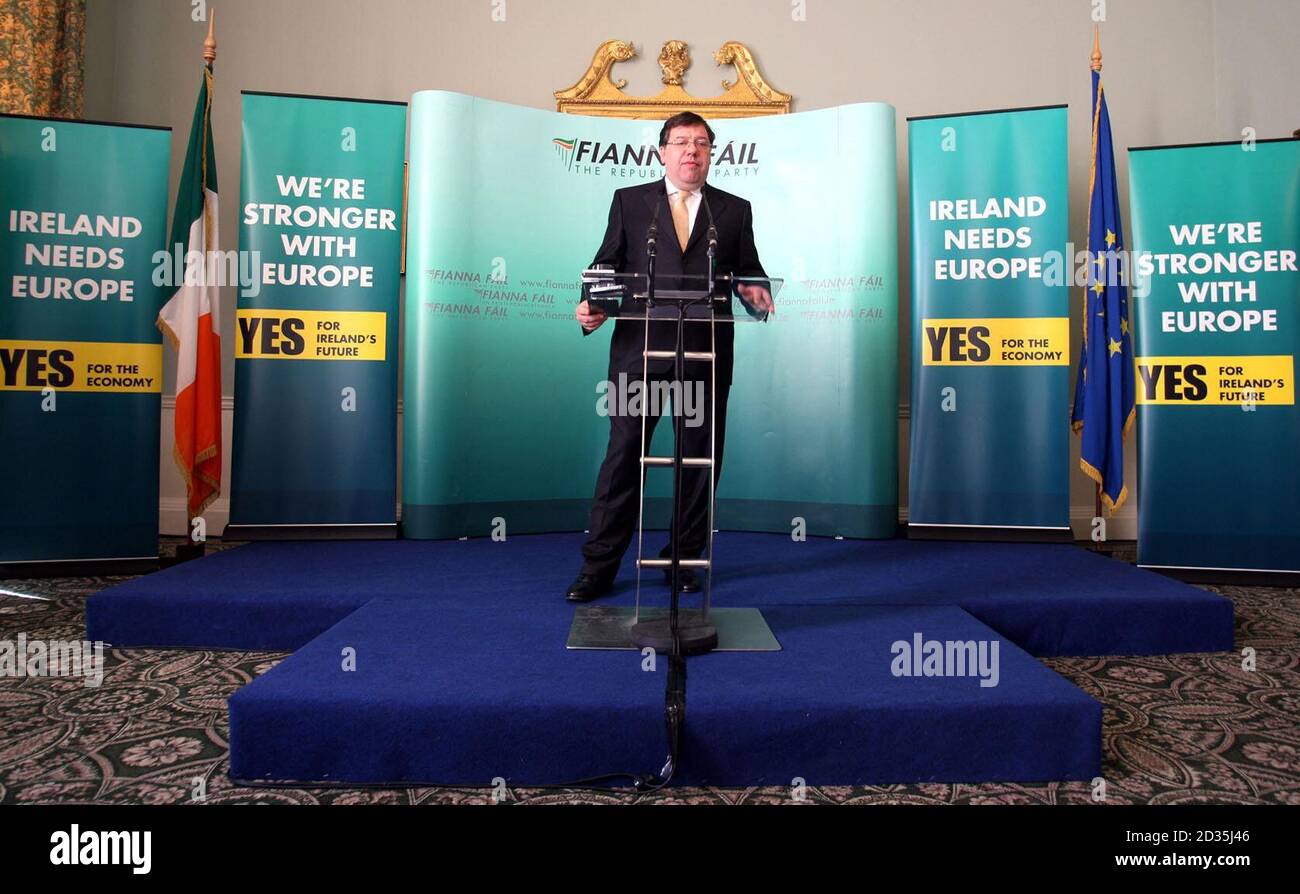 Taoiseach Brian Cowen im Rahmen einer Pressekonferenz über die wirtschaftlichen Vorteile eines Ja-Votums beim Referendum über den Vertrag von Lissabon im Merrion Hotel in Dublin. Stockfoto