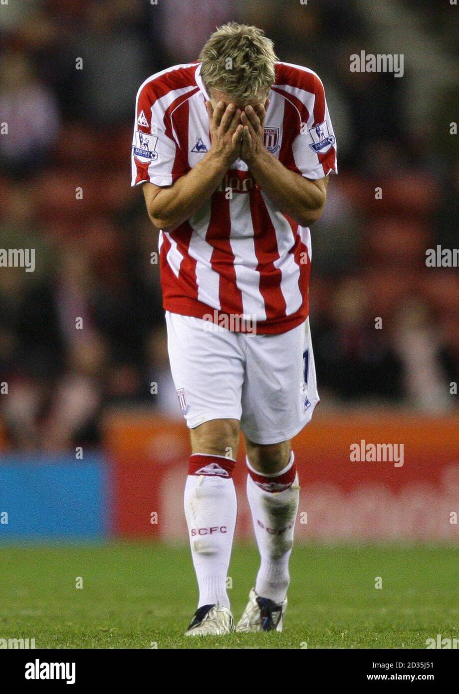 Liam Lawrence von Stoke City reagiert, nachdem er während des Carling Cup Third Round-Spiels im Britannia Stadium, Stoke on Trent, eine Strafe verpasst hat. Stockfoto