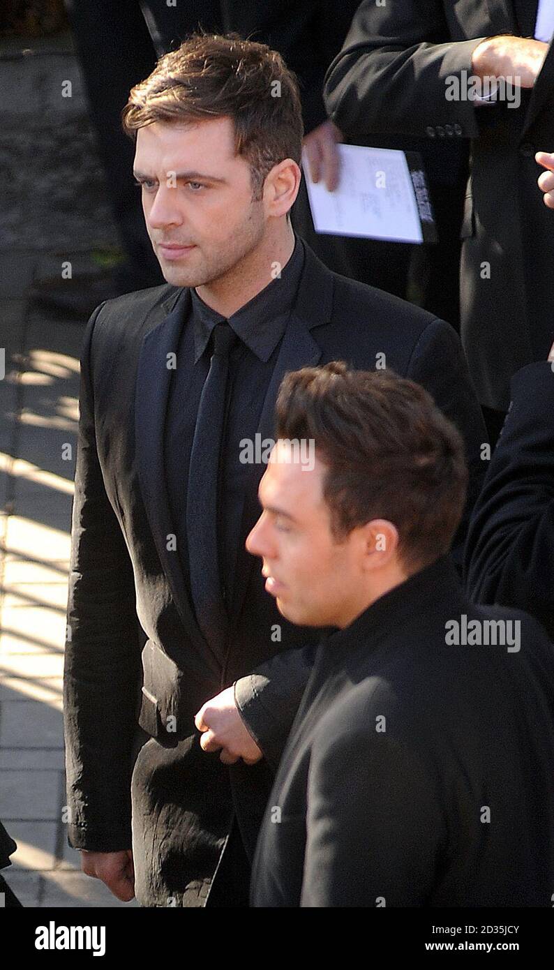 Mark Feehily von Westlife verlässt die St. Laurence O'Toole Kirche in Dublin nach der Beerdigung von Stephen Gately. Stockfoto