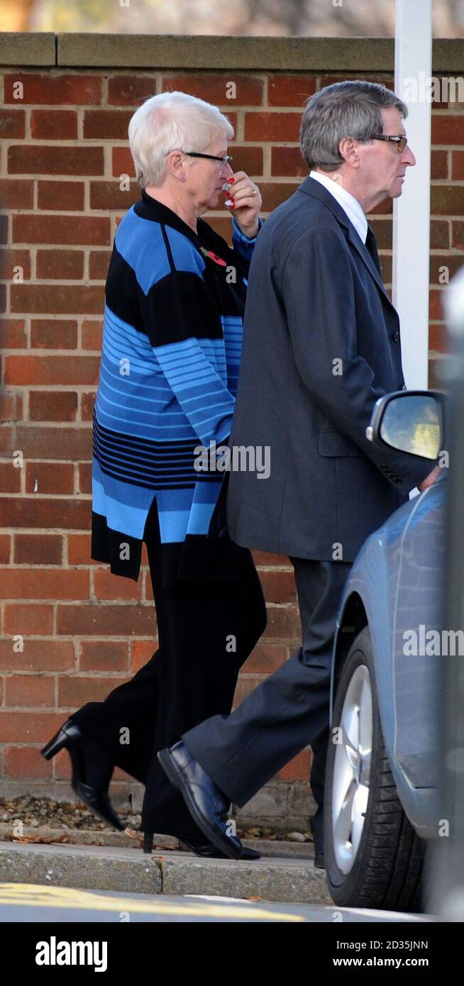 N.B. ID NICHT BESTÄTIGT. Jeryl, die Mutter von Helen Smith, kommt im Krematorium Wakefield zur Beerdigung ihrer Tochter an, die vor 30 Jahren in Saudi-Arabien gestorben ist. Stockfoto