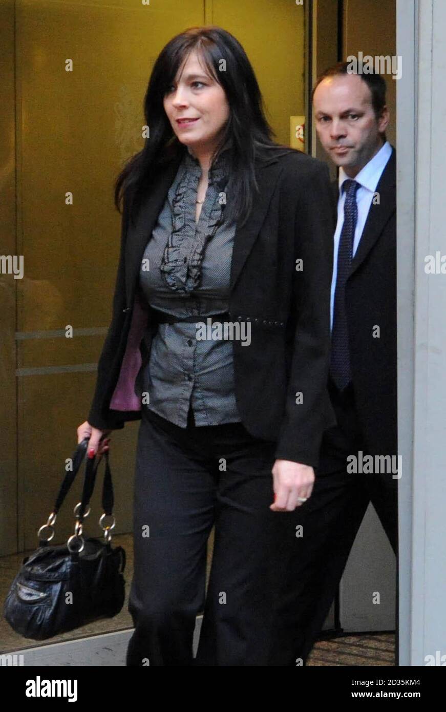 Debbie Garlick und sein Partner Adrian Prout verlassen das Bristol Crown Court, wo er vor Gericht steht, weil er angeblich seine entfremdete Frau Kate Prout, 55, ermordet hat, die vor über zwei Jahren von ihrer 1.2 Millionen, 200 Hektar großen Redhill Farm verschwand. Stockfoto