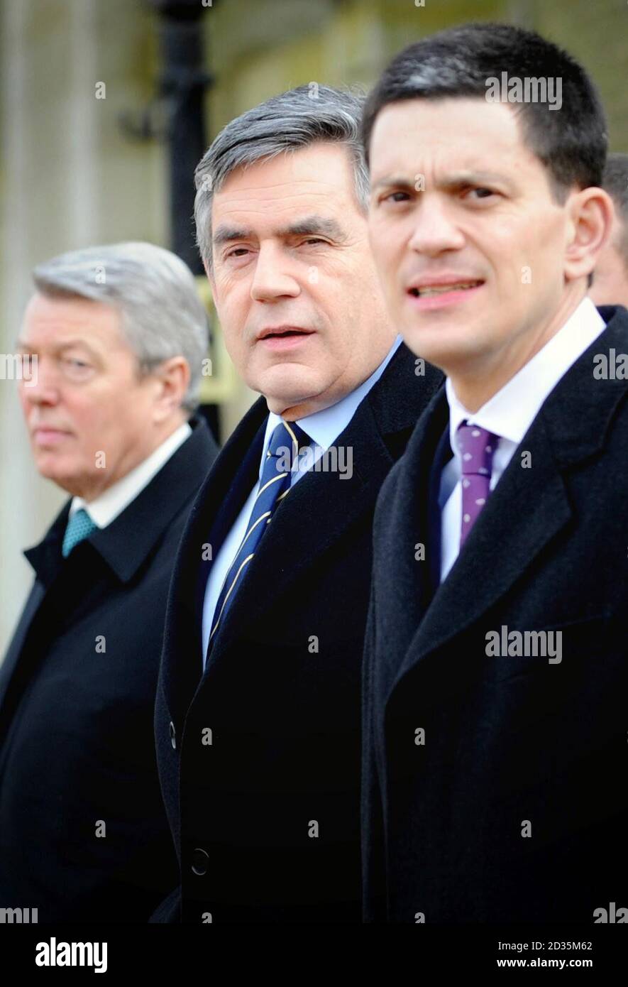 Premierminister Gordon Brown geht heute mit seinem Innenminister Alan Johnson (links) und Außenminister David Miliband (rechts) über die Horse Guards Parade in London, nachdem er während seines dreitägigen Staatsbesuchs in Großbritannien an der offiziellen Begrüßung des südafrikanischen Präsidenten Jacob Zuma teilgenommen hatte. Stockfoto