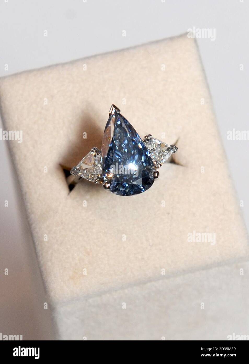 A London Sotheby's Mitarbeiter modelliert einen De Beers Millennium Blue Diamond, der am 7. April während eines Fotoanrufs in der New Bond Street, London, den Sotheby's Hong Kong Magnificent Jewels und den Jadeite 2010 Spring Sale leiten wird. Stockfoto