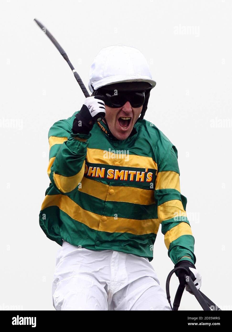 Don't Push IT Riddled by Tony McCoy feiert den Gewinn des John Smith's Grand National auf der Aintree Racecourse, Liverpool. Stockfoto