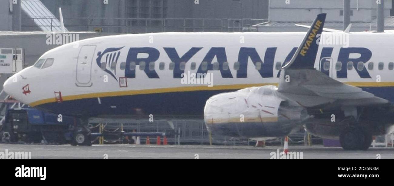 Ein Ryanair-Flugzeug mit verdecktem Motor sitzt auf der Asphaltbahn des Flughafens Dublin, als die Rückkehr der isländischen Vulkanaschewolke Tausende von Fluggästen mit Hunderten von Flügen ins Elend brachte. Stockfoto