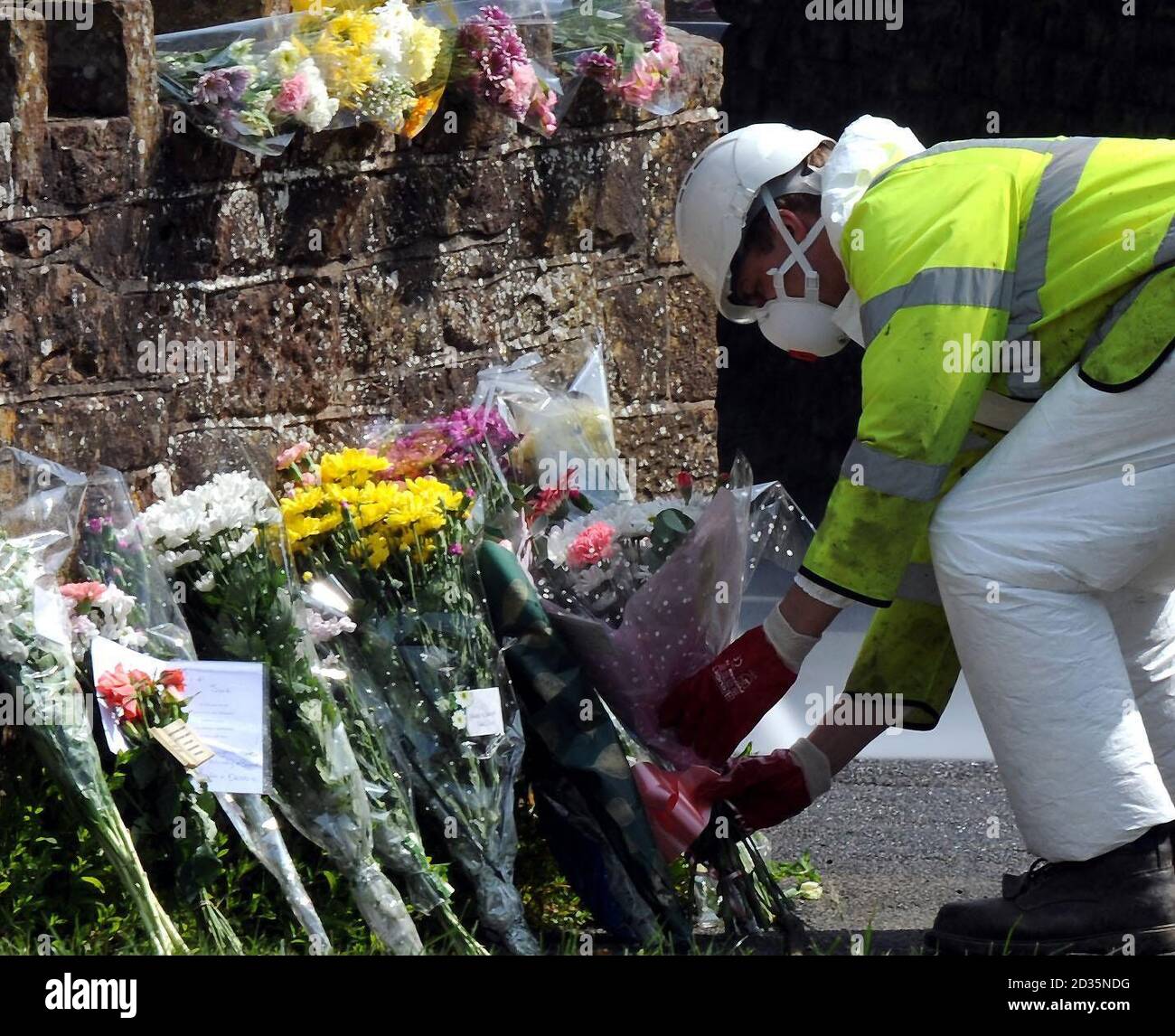 Nach dem Schussrausch von Derrick Bird in Cumbria, bei dem 12 Menschen ums Leben gekommen sind, werden in Egremont florale Tribute hinterlassen. Stockfoto