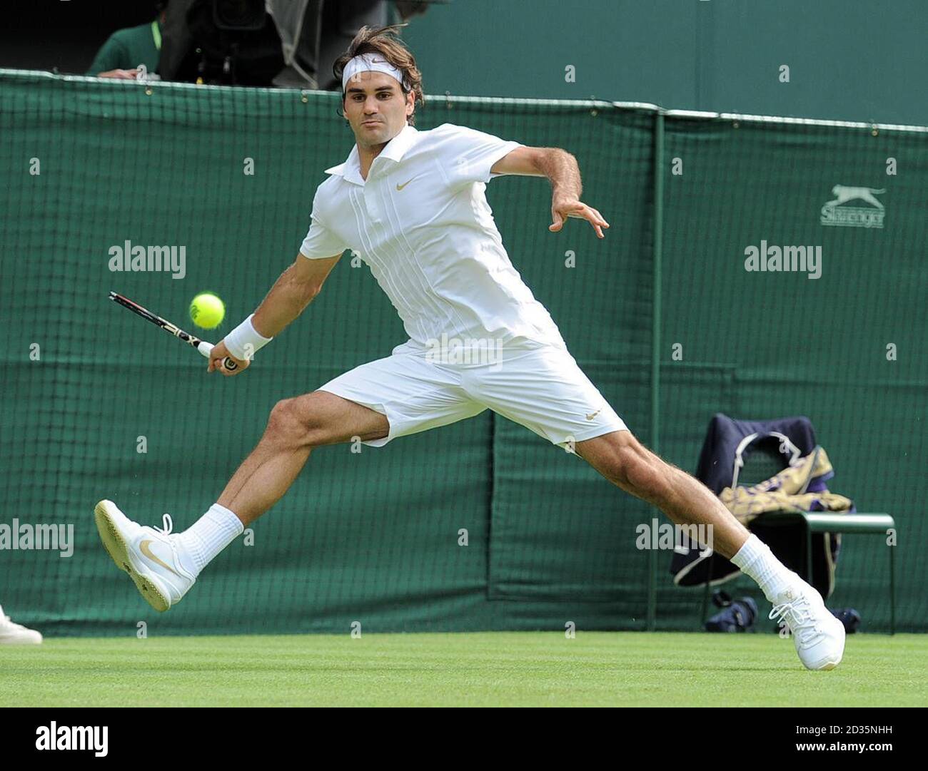 Der Schweizer Roger Federer im Einsatz gegen den kolumbianischen Alejandro Falla am ersten Tag der Wimbledon Championships 2010 im All England Lawn Tennis Club, Wimbledon. Stockfoto