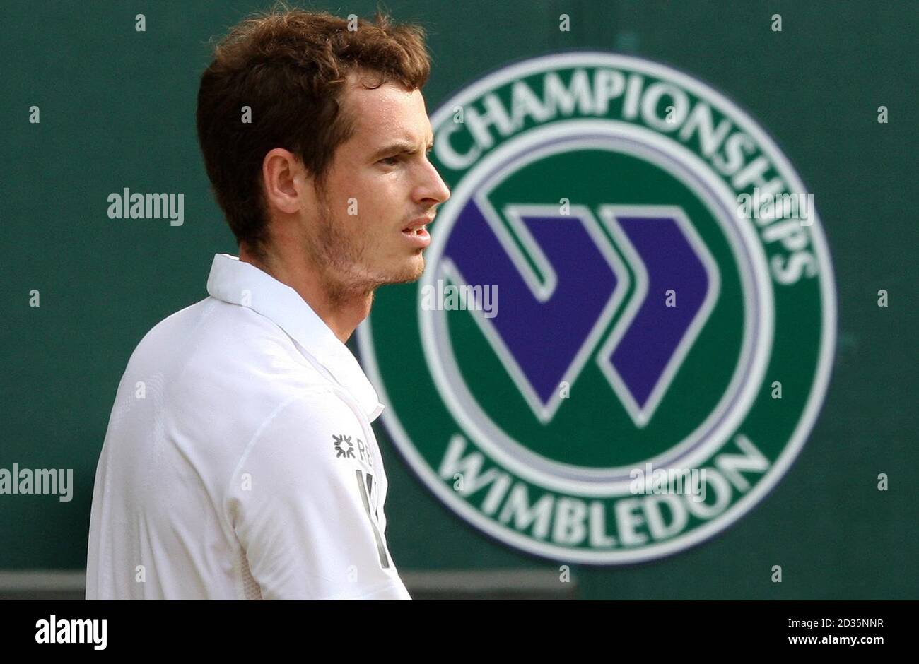 Der Großbritanniens Andy Murray während seines Spiels gegen den Franzosen Jo-Wilfried Tsonga am 9. Tag der Wimbledon Championships 2010 im All England Lawn Tennis Club, Wimbledon. Stockfoto