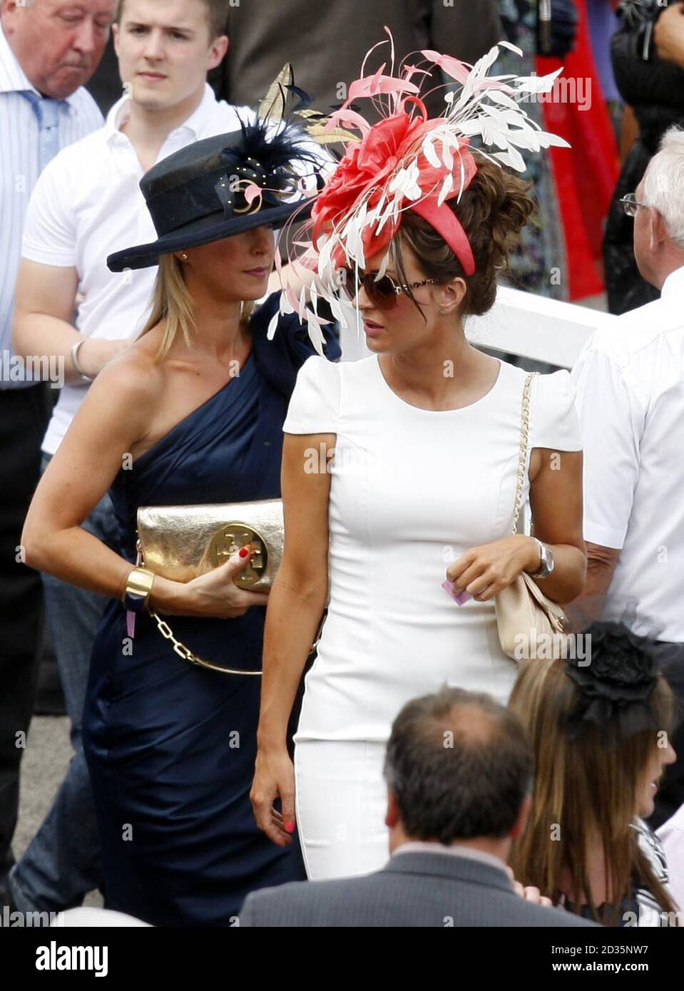 Modische Hüte am Ladies Day während des July Festivals auf der Newmarket Racecourse, Newmarket. Stockfoto