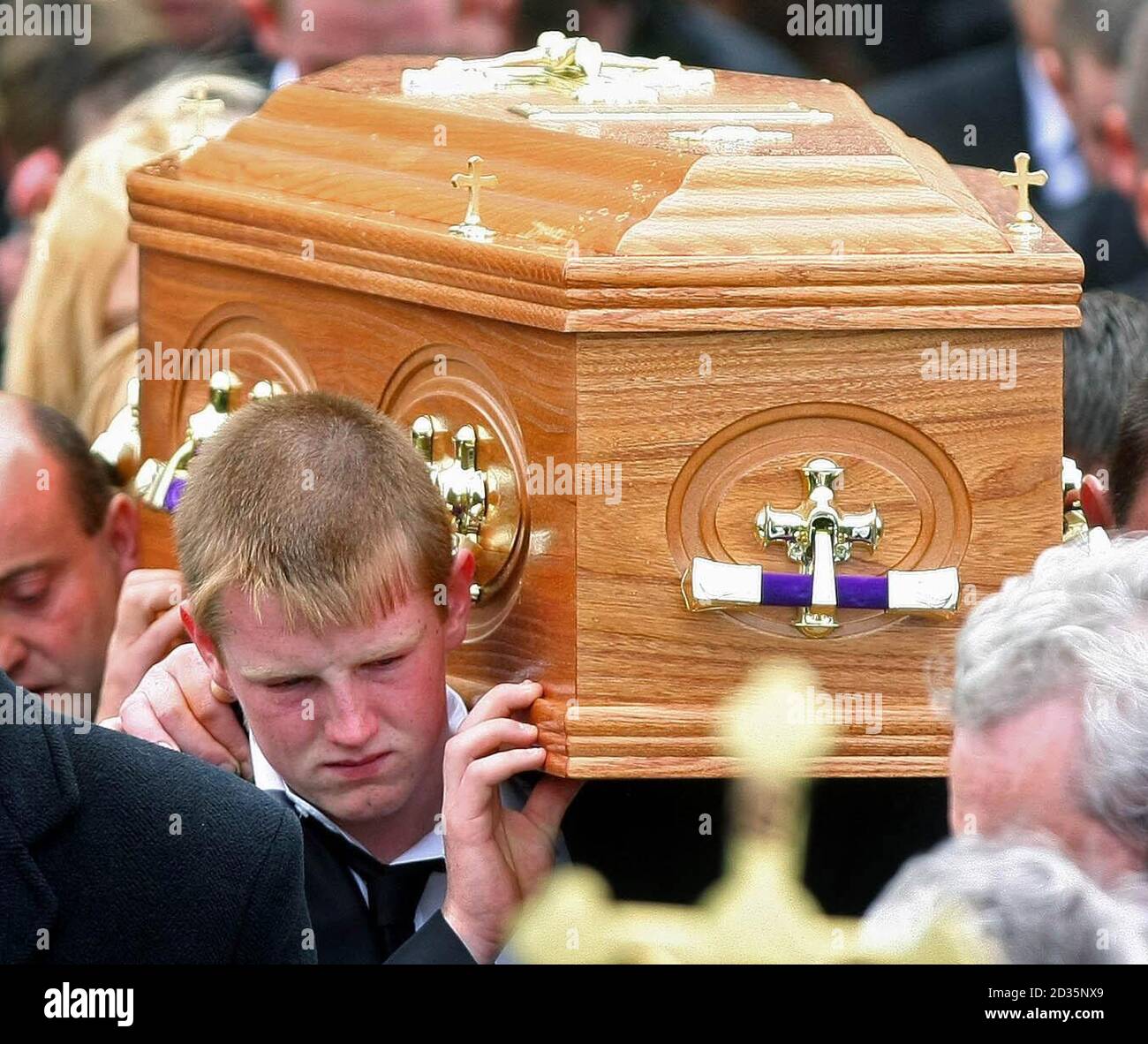 Damien McLaughlin, Bruder von Mark McLaughlin, trägt seinen Sarg aus der St. Mary's Church in Fahan, Co Donegal während seiner Beerdigung. Mark McLaughlin war einer von acht Männern, die bei Irlands schlimmster Verkehrsunfällen ums Leben kamen. Stockfoto