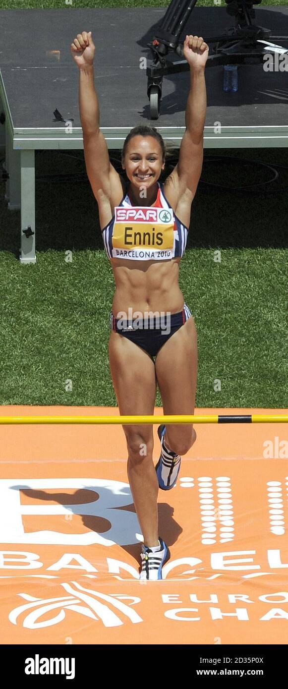 Die britische Jessica Ennis feiert am vierten Tag der Europameisterschaft im Olympiastadion in Barcelona, Spanien, auf dem Weg zum Sieg beim Hochsprung-Event des Frauenheptathlon. Stockfoto