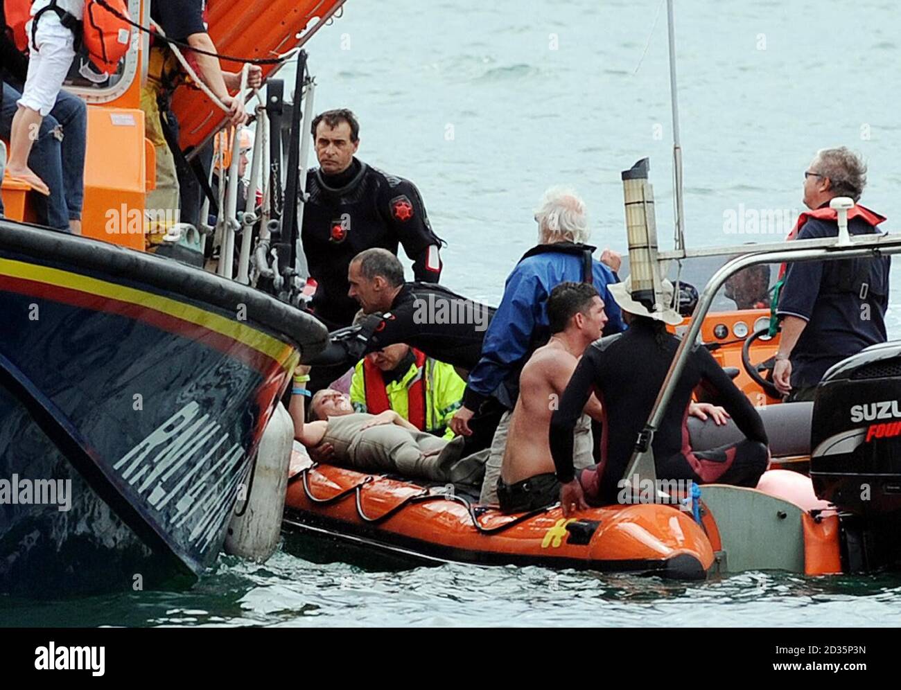 BBC-Moderatorin Holly Walsh wird aus dem Wasser gezogen, nachdem sie sich beim Worthing International Birdman-Wettbewerb in Worthing, West Sussex, verletzt hat. Stockfoto