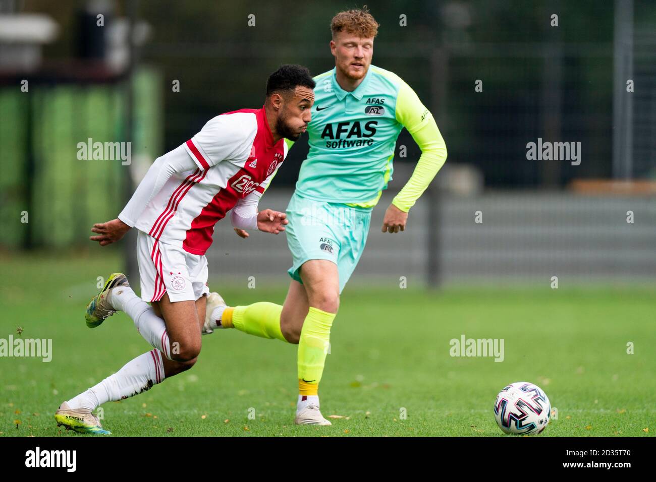 AMSTERDAM , 07-10-2020 , Sportpark de Toekomst Fußball, freundliches Testspiel, Saison 2020-2021 , Ajax - AZ , Ajax-Spieler Noussair Mazraoui und AZ-Spieler Ferdy Druijf Stockfoto