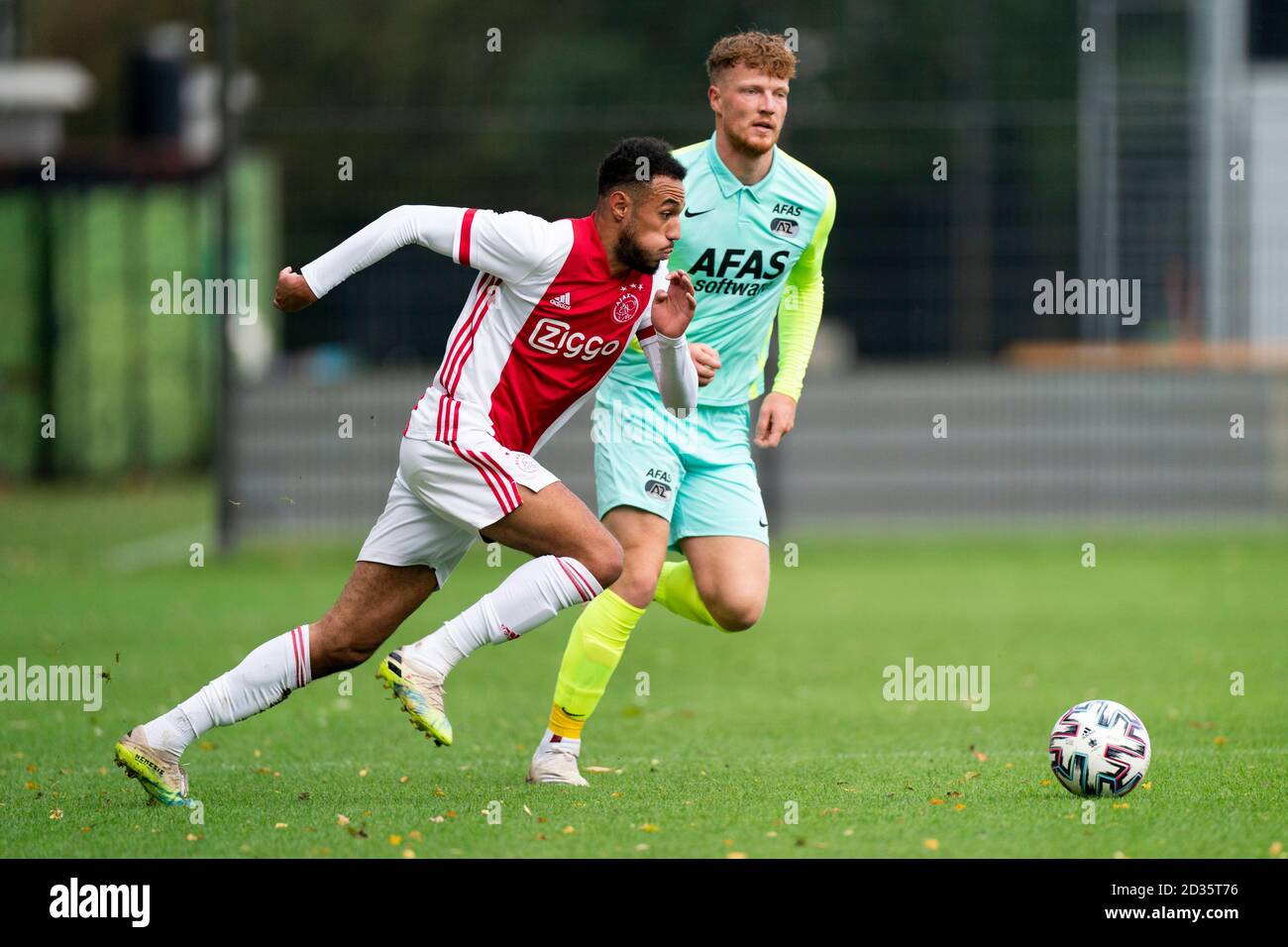 AMSTERDAM , 07-10-2020 , Sportpark de Toekomst Fußball, freundliches Testspiel, Saison 2020-2021 , Ajax - AZ , Ajax-Spieler Noussair Mazraoui und AZ-Spieler Ferdy Druijf Stockfoto