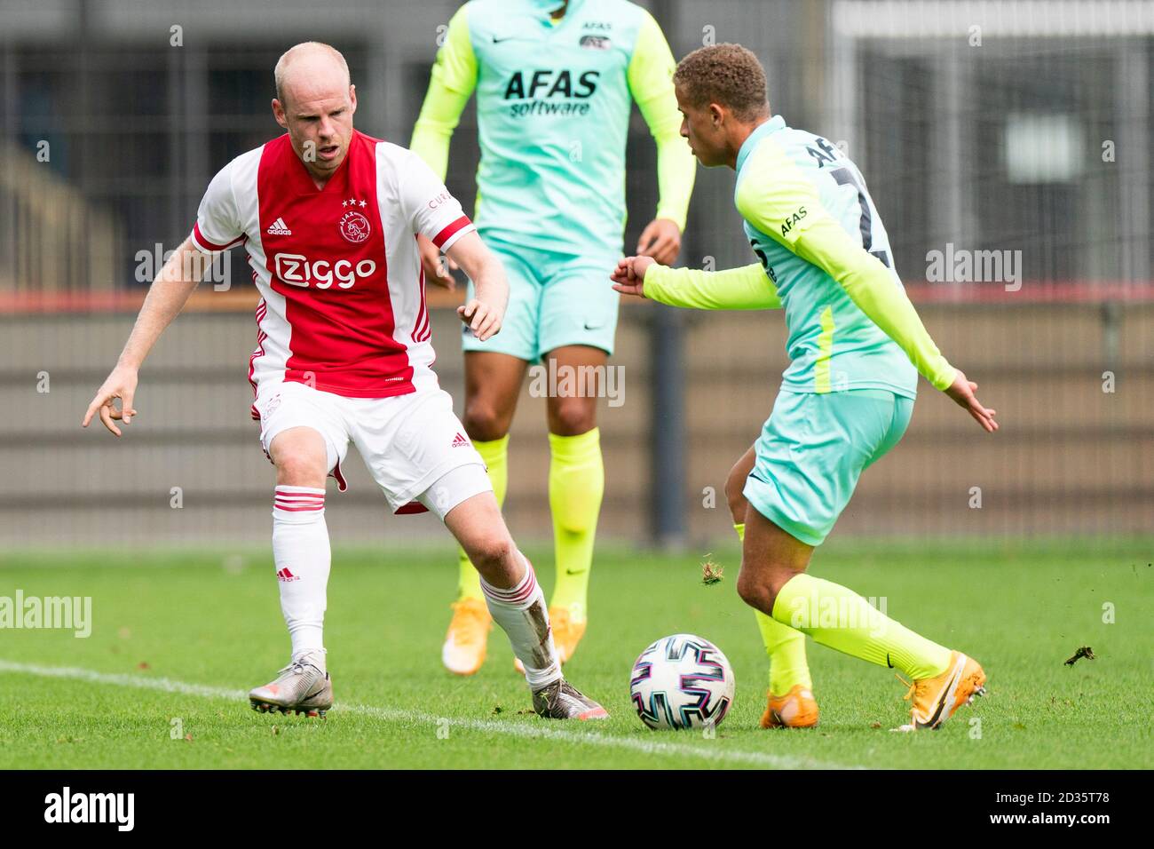 AMSTERDAM , 07-10-2020 , Sportpark de Toekomst Fußball, freundliches Testspiel, Saison 2020-2021 , Ajax - AZ , Ajax Spieler Davy Klaassen und AZ Spieler Kenzo Goudmijn Stockfoto