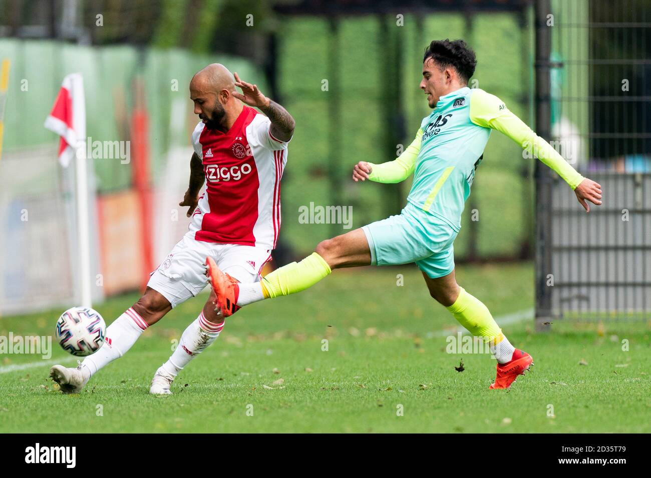 AMSTERDAM , 07-10-2020 , Sportpark de Toekomst Fußball, freundliches Testspiel, Saison 2020-2021 , Ajax - AZ , Ajax-Spieler Sean Klaiber und AZ-Spieler Mohamed Taabouni Stockfoto