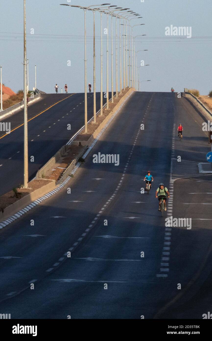 Israel, Kinder und Familien genießen die leeren Straßen, um Fahrräder zu fahren während Yom Kippur. Praktisch alle motorisierten Verkehr stoppen während der jüdischen Holid Stockfoto