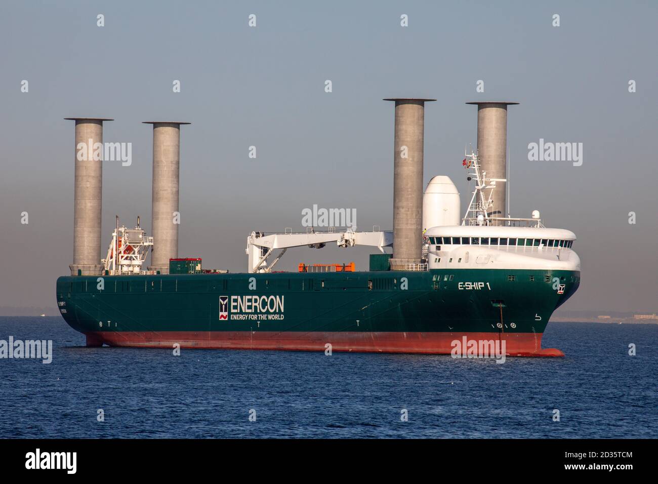 Das E-Schiff 1 mit Windenergie-Technologie, im Besitz des deutschen Unternehmens Enercon, einem Weltgiganten im Bereich Windenergie. Stockfoto