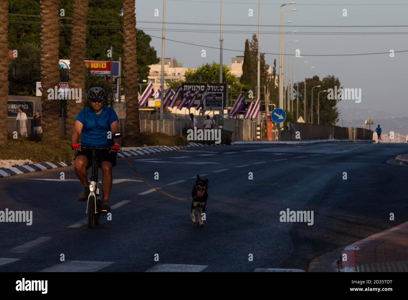 Israel, Kinder und Familien genießen die leeren Straßen, um Fahrräder zu fahren während Yom Kippur. Praktisch alle motorisierten Verkehr stoppen während der jüdischen Holid Stockfoto