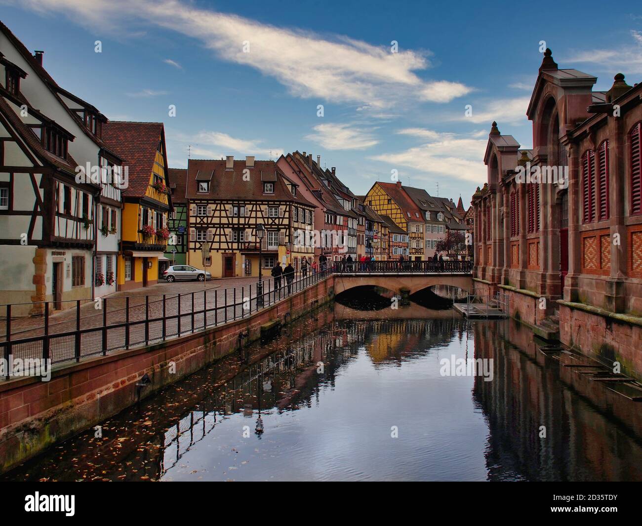 Straße und Kanal mit Blick auf die Brücke in Straßburg Frankreich Stockfoto