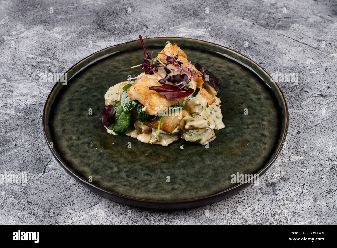 Salat mit geräuchertem Kabeljau mit Basilikum, Zwiebel und Pilzsauce Stockfoto