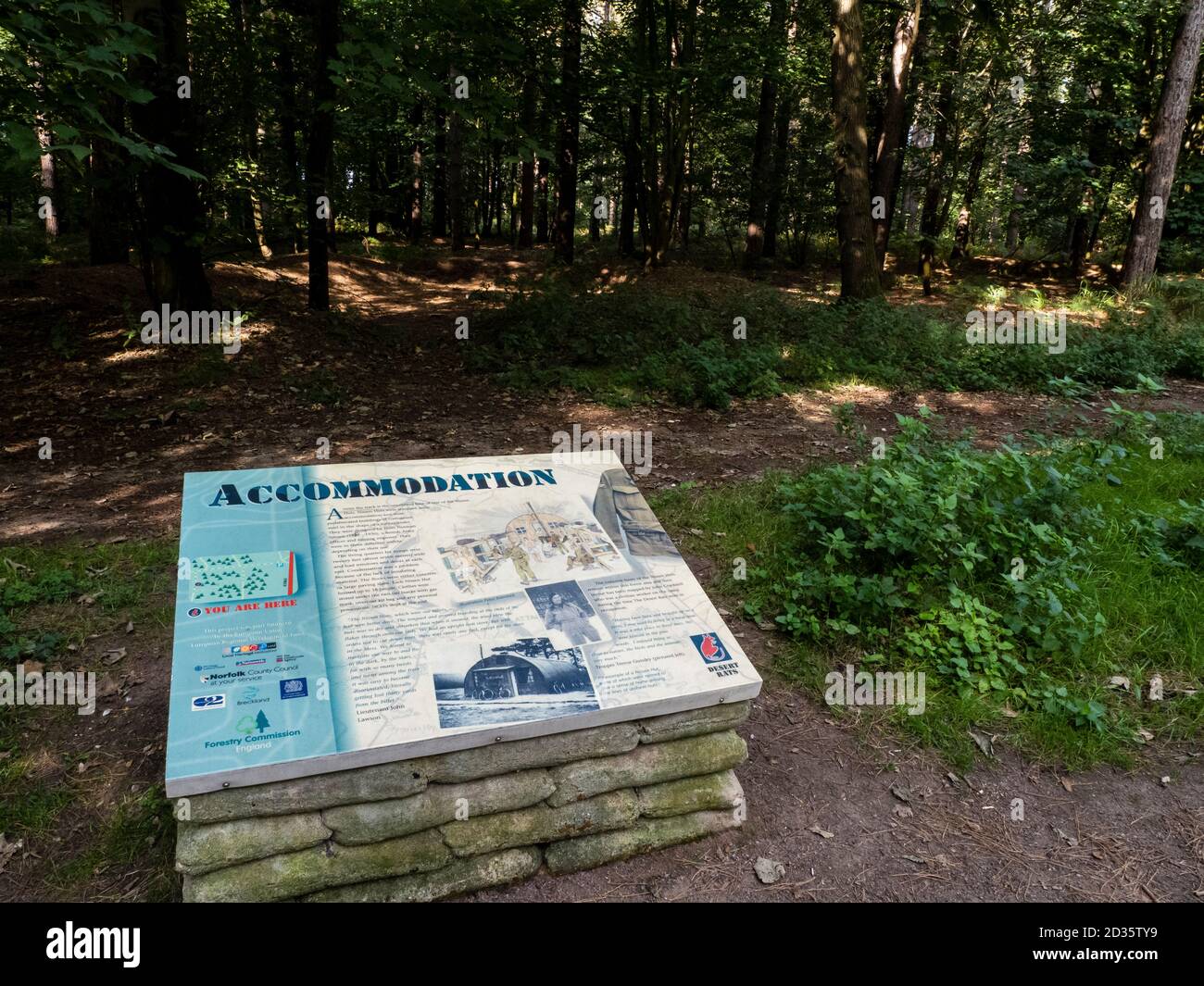 Informationstafel über die Unterkünfte auf dem Desert Rat Trail, Thetford, Norfolk, UK Stockfoto