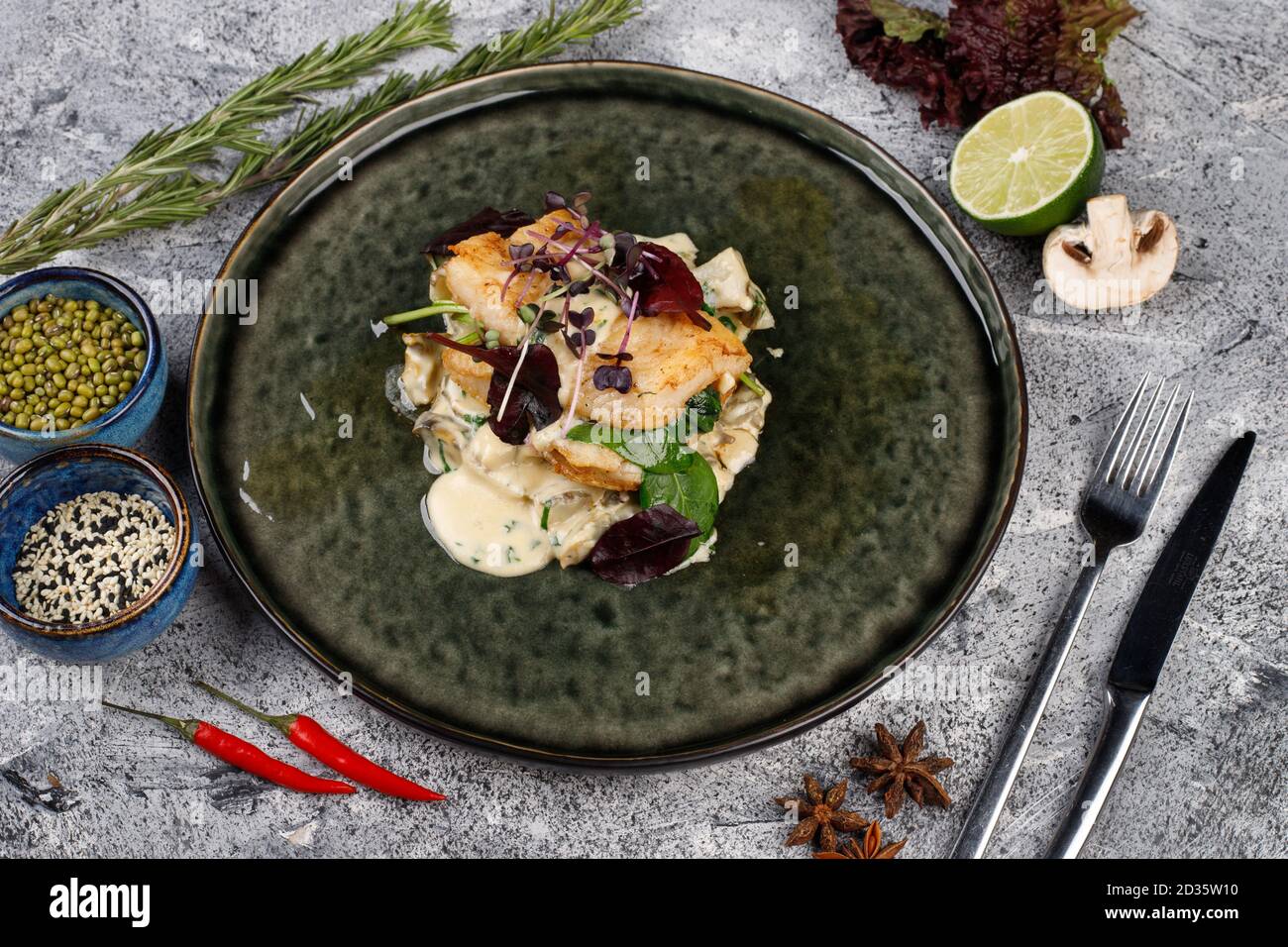 Salat mit geräuchertem Kabeljau mit Basilikum, Zwiebel und Pilzsauce Stockfoto
