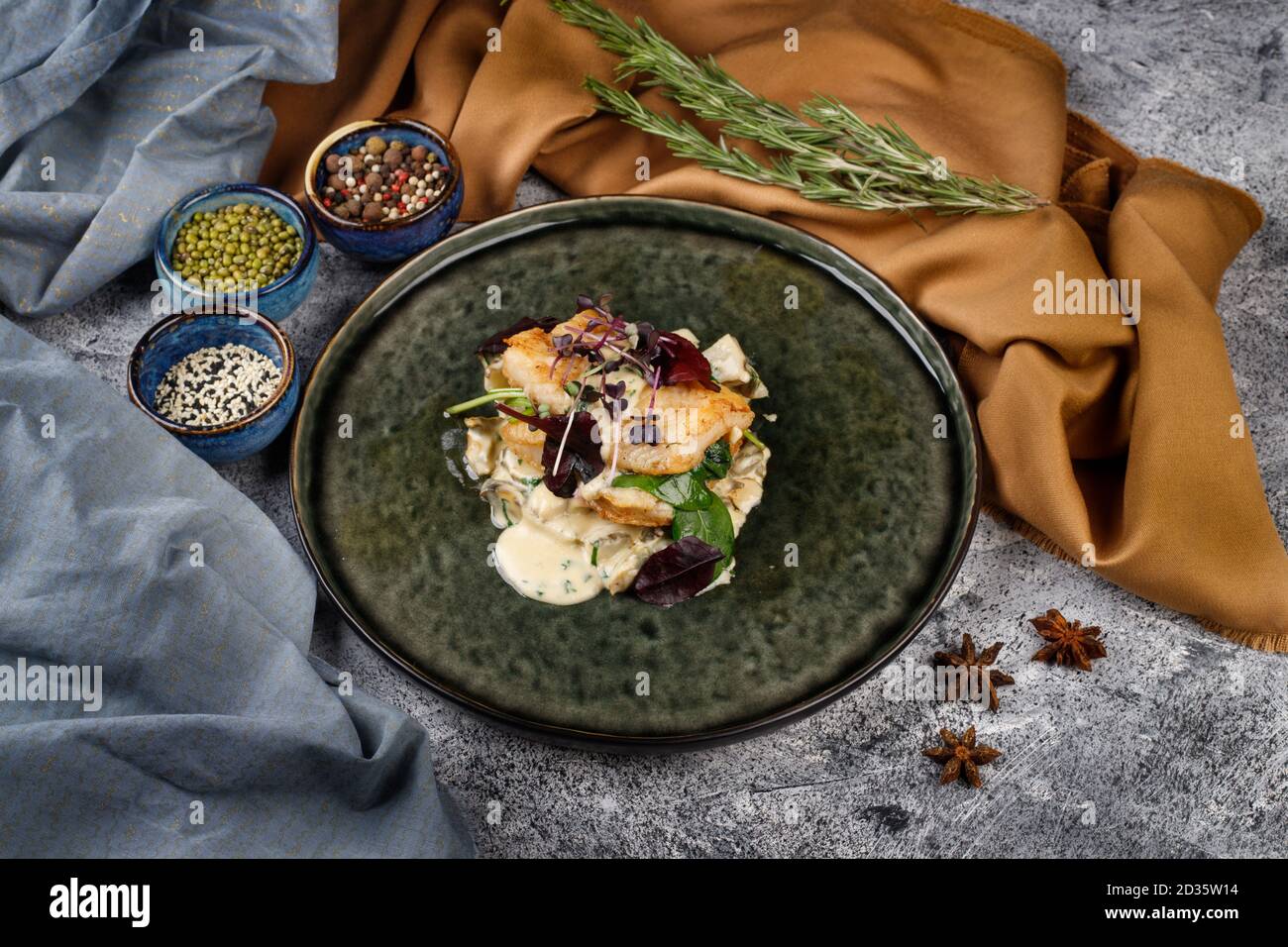 Salat mit geräuchertem Kabeljau mit Basilikum, Zwiebel und Pilzsauce Stockfoto