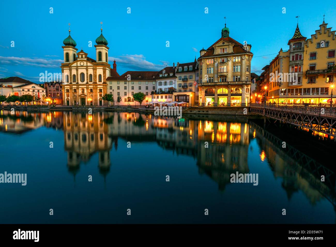 Luzerner Stadtbild bei Dämmerung und Vierwaldstatersee, Kanton Luzern in der Zentralschweiz. Jesuitenkirche oder Jesuitenkirche reflektiert Stockfoto