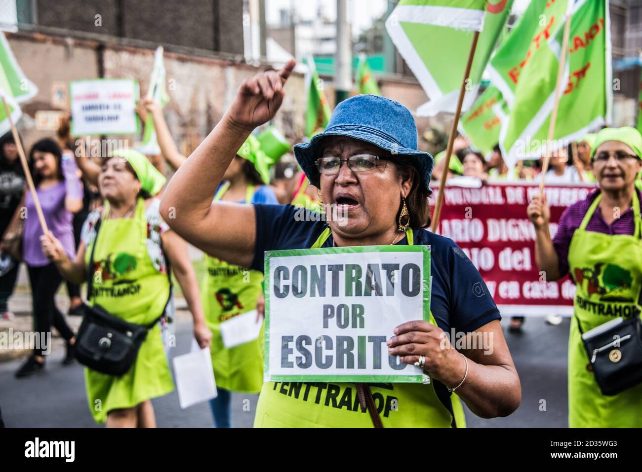 Arbeiterinnen protestieren gegen fehlende Arbeitsrechte und fordern schriftliche Verträge während des Internationalen Frauentags 2020 in Lima, Peru Stockfoto