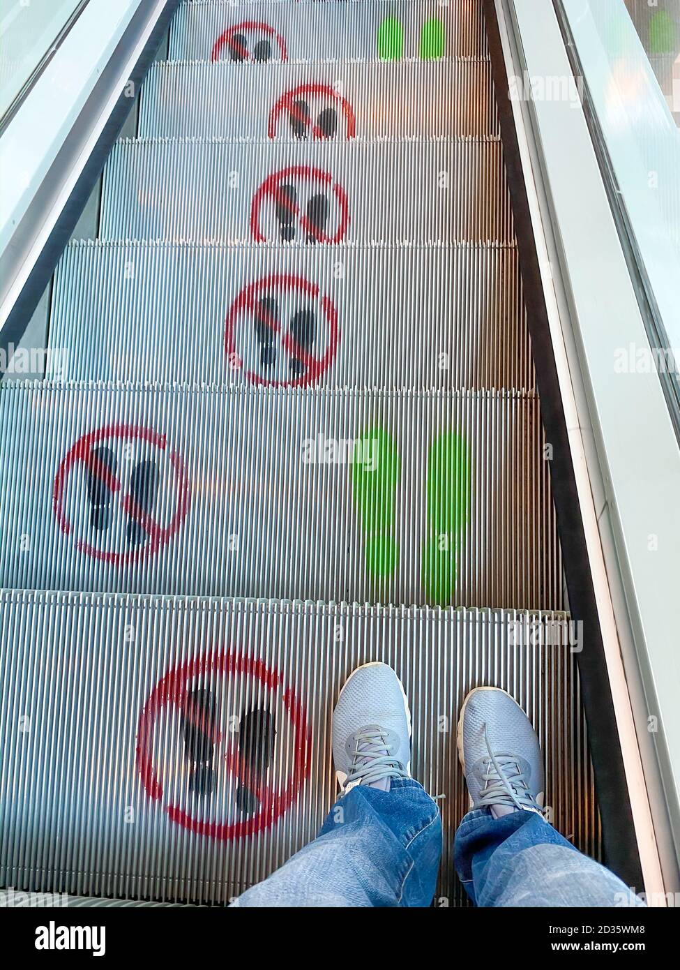Soziale Abstandsschilder auf der Treppe zu Fuß wegen Coronavirus Stockfoto