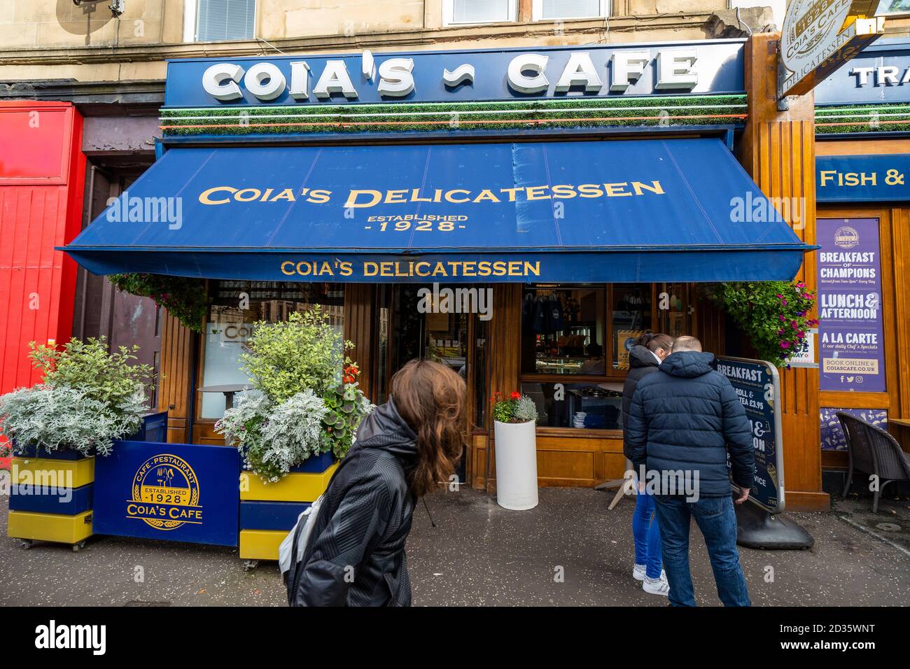 Glasgow, Schottland, Großbritannien. Oktober 2020. Das Time Out Magazin hat Dennistoun im East End von Glasgow zu einem der coolsten Viertel der Welt gekürt. Im Bild; typisches unabhängiges Café, Coia's Delicatessen in der Duke Street in Dennistoun Iain Masterton/Alamy Live News Stockfoto