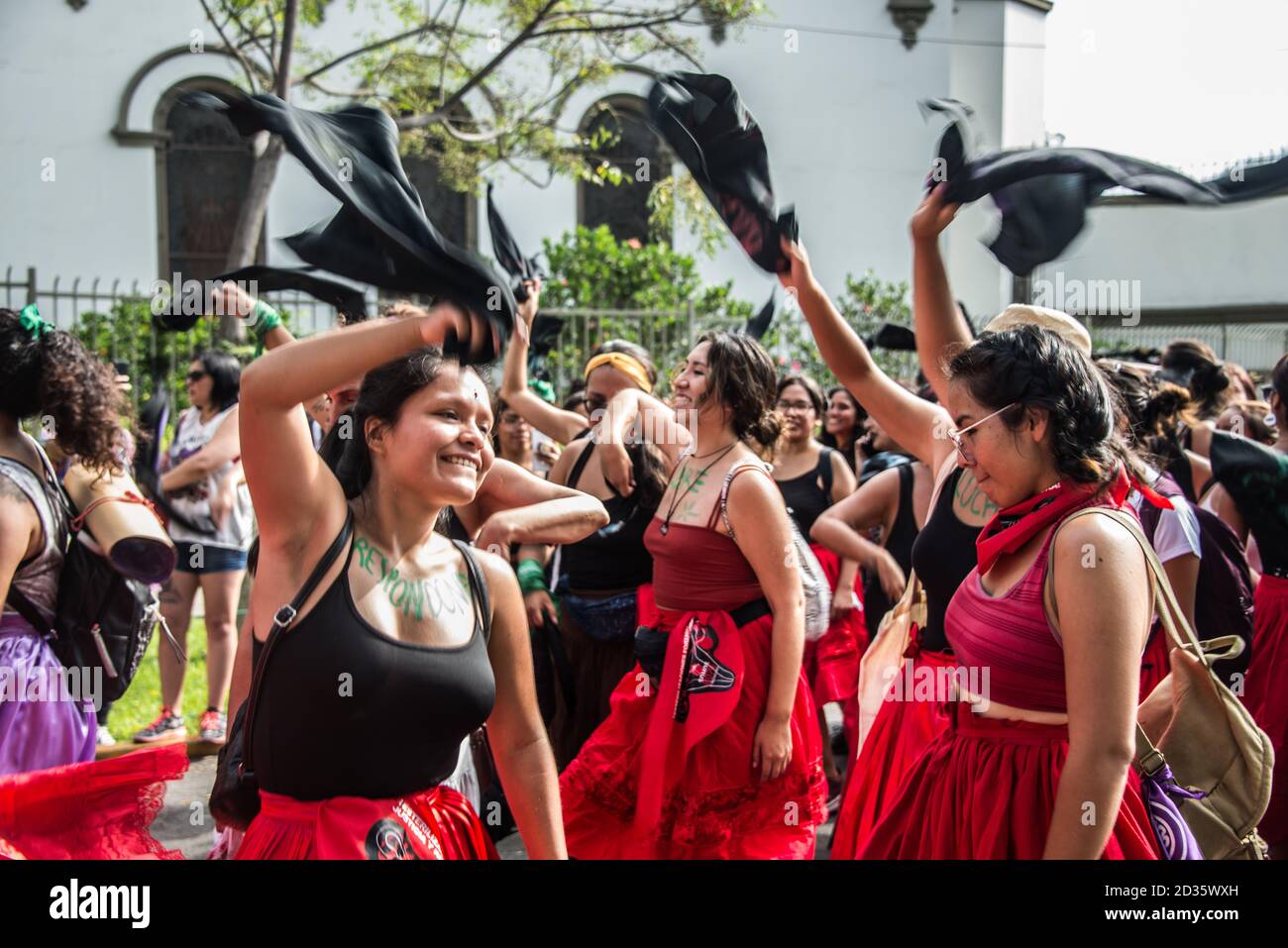 Frauen marschieren und tanzen solidarisch auf den Straßen Am Internationalen Frauentag 2020 Stockfoto
