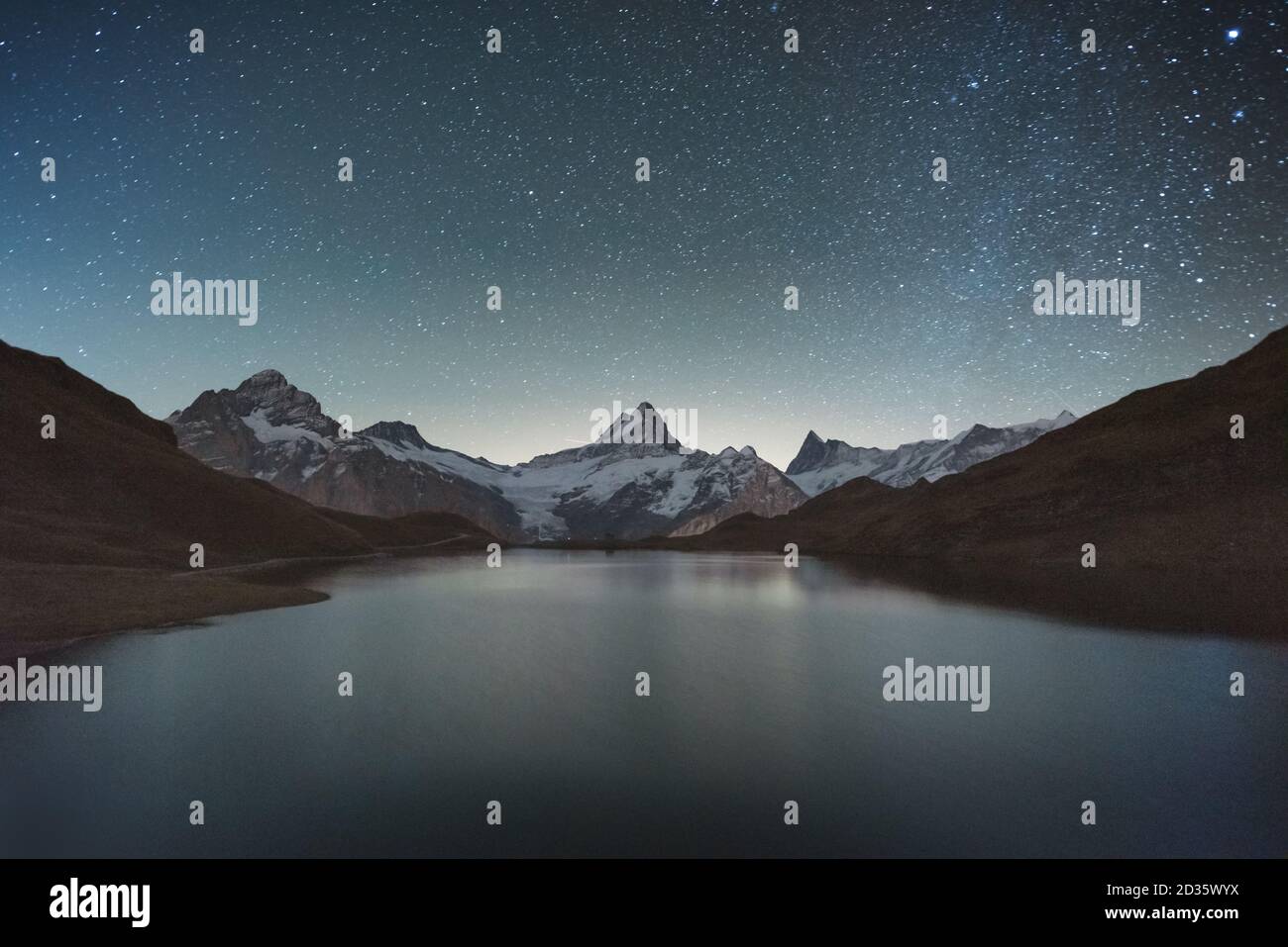 Unglaubliche nacht Bachalpsee See in den Schweizer Alpen. Schneebedeckten Gipfel des Wetterhorns Rosenhorn, Mittelhorn und für den Hintergrund. Tal von Grindelwald, Schweiz. Landschaft Astrofotografie Stockfoto