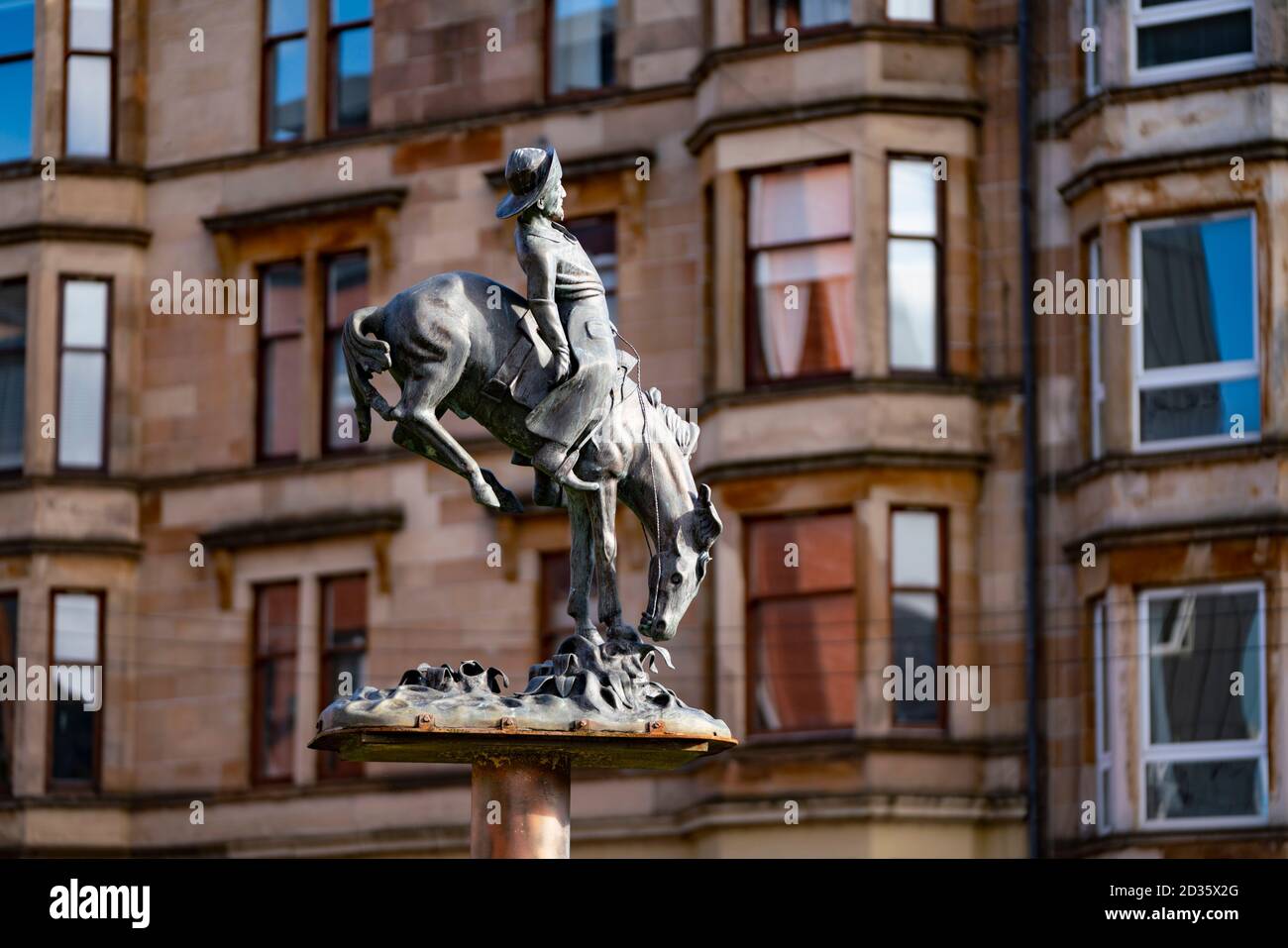 Glasgow, Schottland, Großbritannien. Oktober 2020. Das Time Out Magazin hat Dennistoun im East End von Glasgow zu einem der coolsten Viertel der Welt gekürt. Im Bild: Statue von William F Cody oder Buffalo Bill, die an ihn erinnert, als er 1891 seine Wild West Show nach Dennistoun brachte. Iain Masterton/Alamy Live News Stockfoto