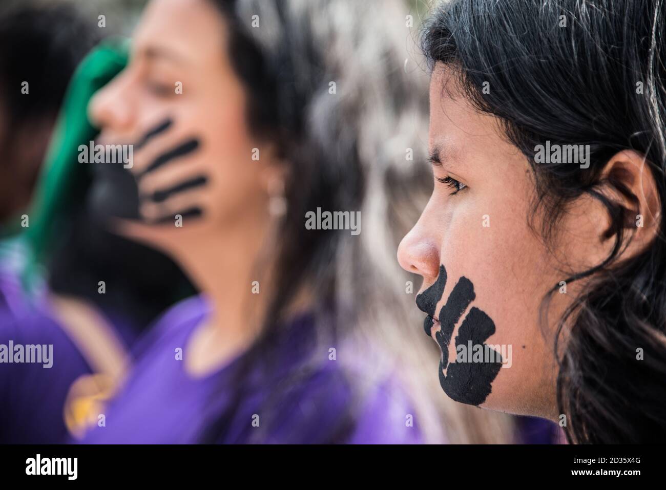 Frauen protestieren mit gemalten Gesichtern am Internationalen Frauentag 2020. März in Lima, Peru Stockfoto