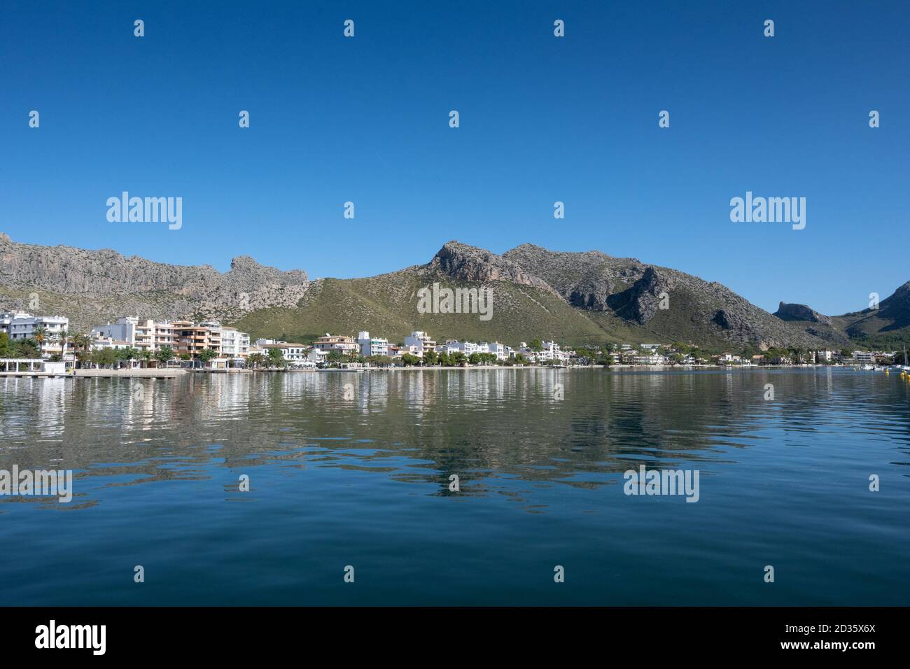 Port de Pollensa oder ‘Puerto Pollensa’, wie es manchmal geschrieben wird, ist ein Mallorca-Stadt und Resort am nördlichen Rand der Insel. Stockfoto