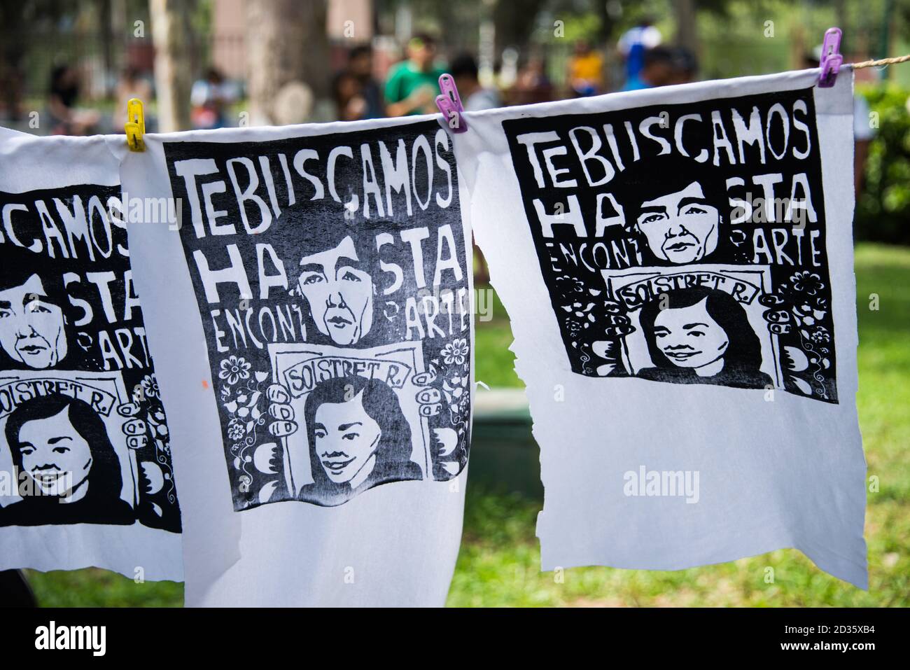 Wir werden suchen, bis wir finden Sie -Seide Siebdruck bedruckten Stoff auf einem International Womens Day märz in Lima, Peru Stockfoto