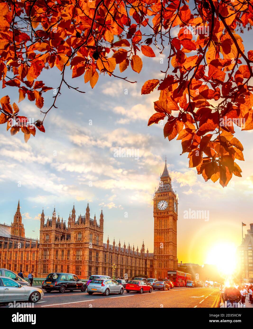 Big Ben gegen bunten Sonnenuntergang mit Herbstblättern in London, England Stockfoto