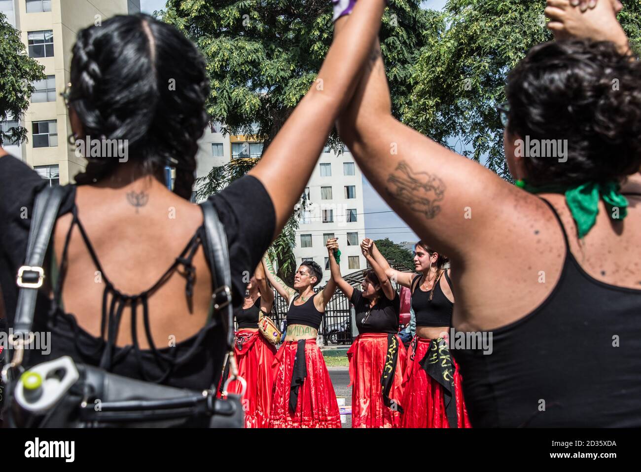 Frauen aus der Aktivistengruppe "Wir sind 2074" marschieren und tanzen in den Straßen von Lima, Peru in Solidarität am Internationalen Frauentag 2020. Stockfoto